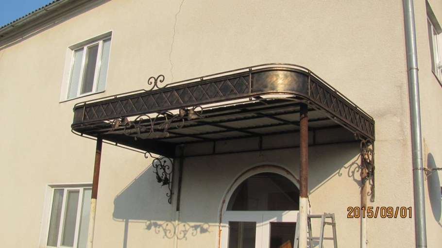 Подъездные козырьки из металла