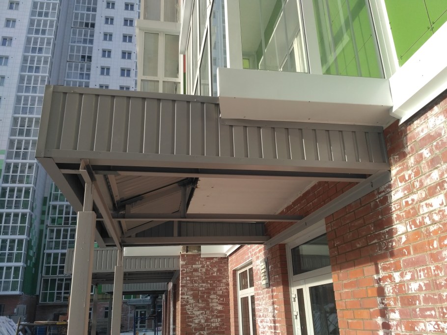 Козырёк над входной дверью магазина