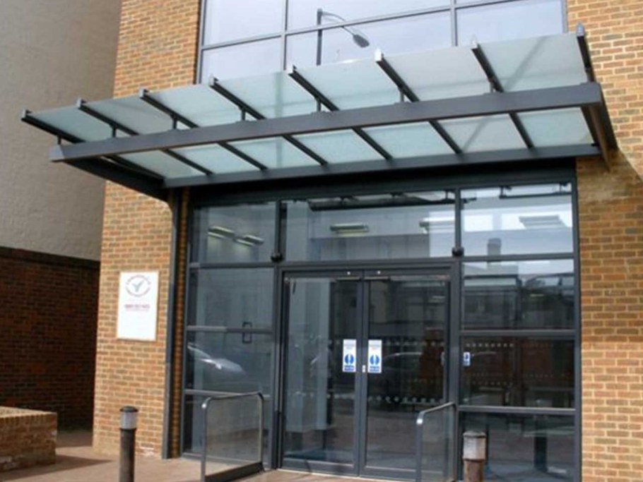 Прямой козырек над крыльцом