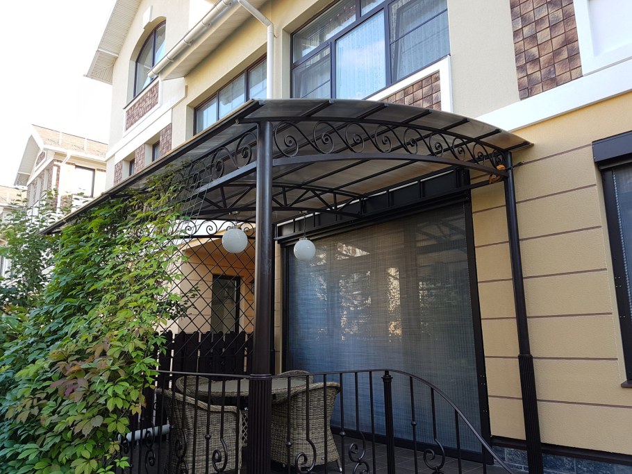 Трехскатный козырек над крыльцом