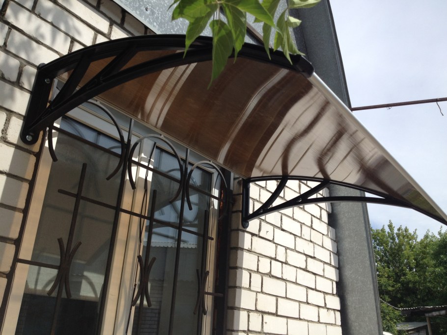 Современный козырек над входной дверью