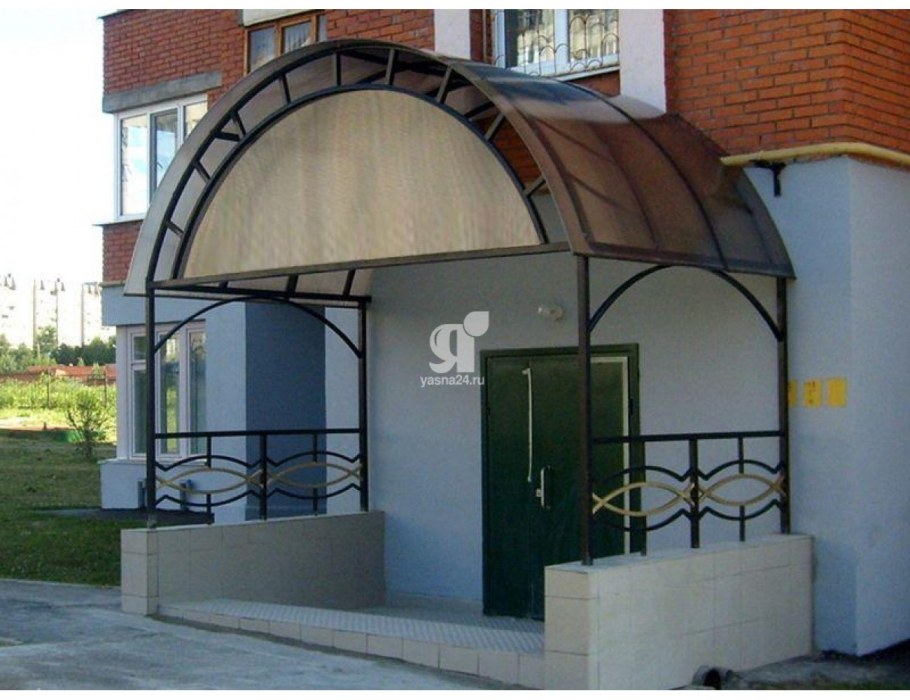 Козырёк над крыльцом