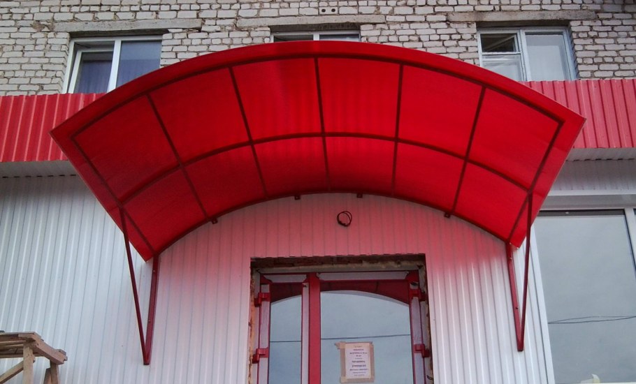 Треугольный козырёк над крыльцом