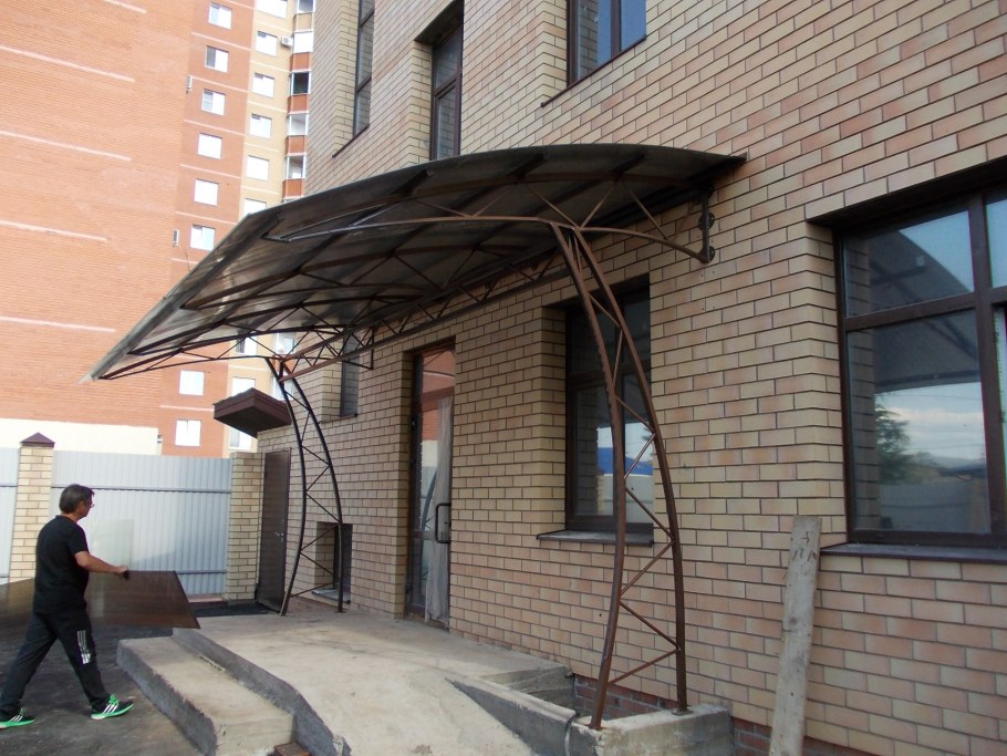 Кованые козырьки над крыльцом