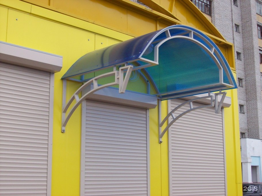 Пластиковые козырьки над крыльцом