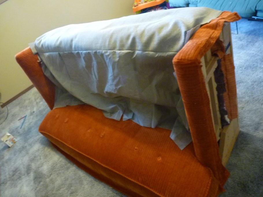 Обтянуть диван тканью