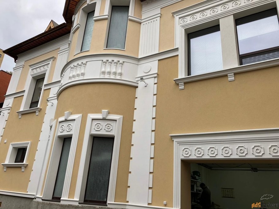 Лепнина на окнах фасада