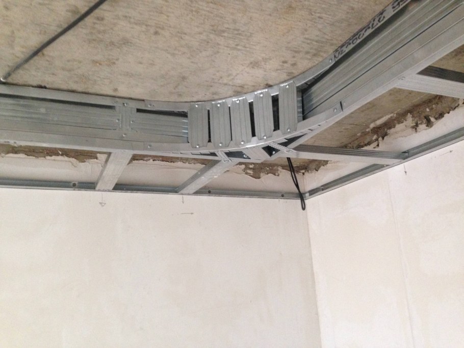 Каркас двухуровневого подвесного потолка