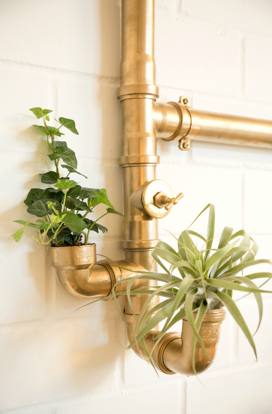 Декорирование труб отопления