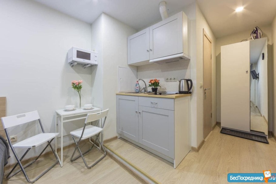 Планировка кухни студии 20 кв.м с двумя окнами