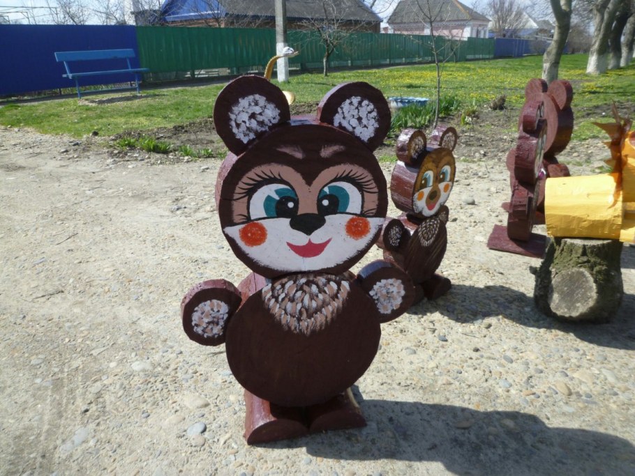 Клумба паровозик из бревен