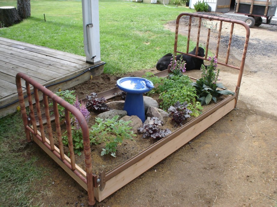 Клумба из старой кровати