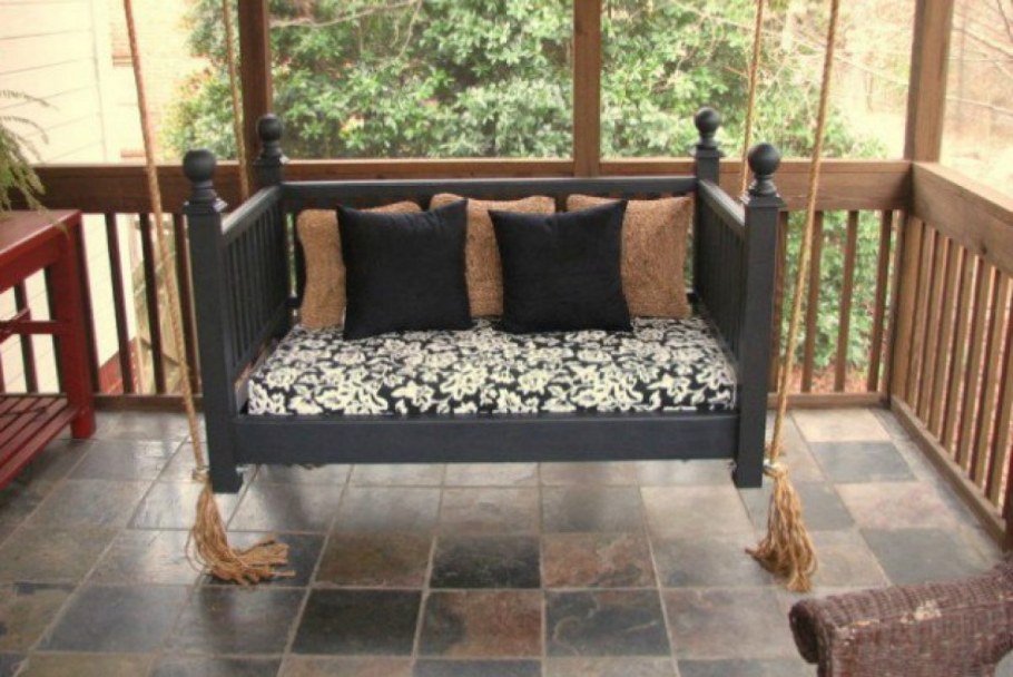 Диванчик из детской кроватки на дачу