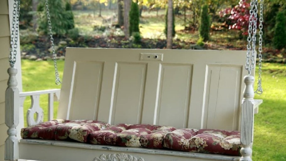 Скамейка из старых дверей