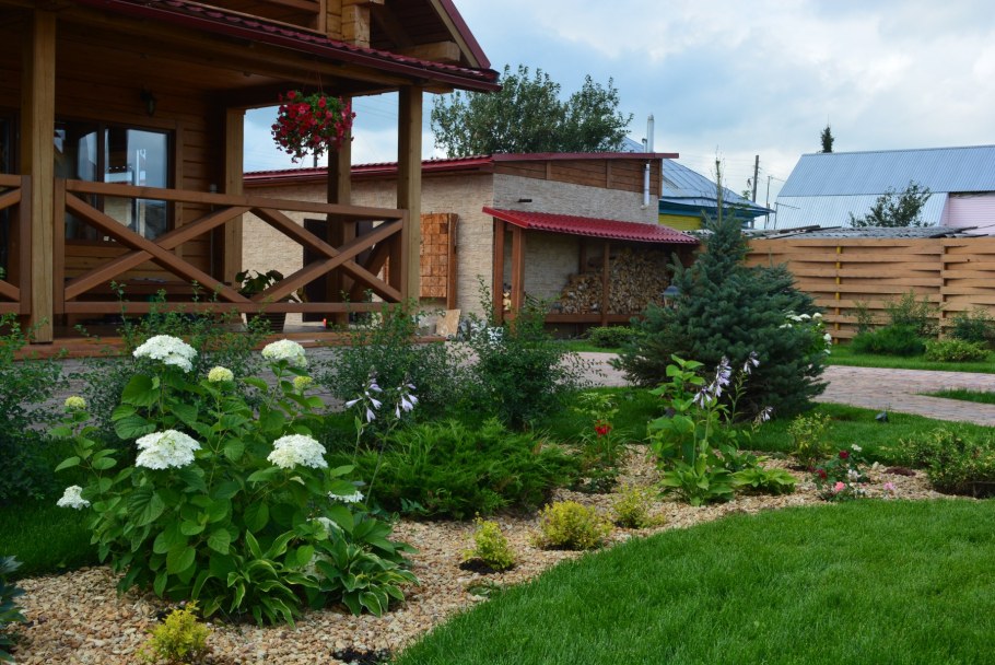Клумбы возле беседки