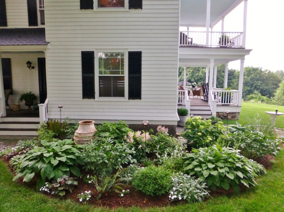 Клумба у крыльца