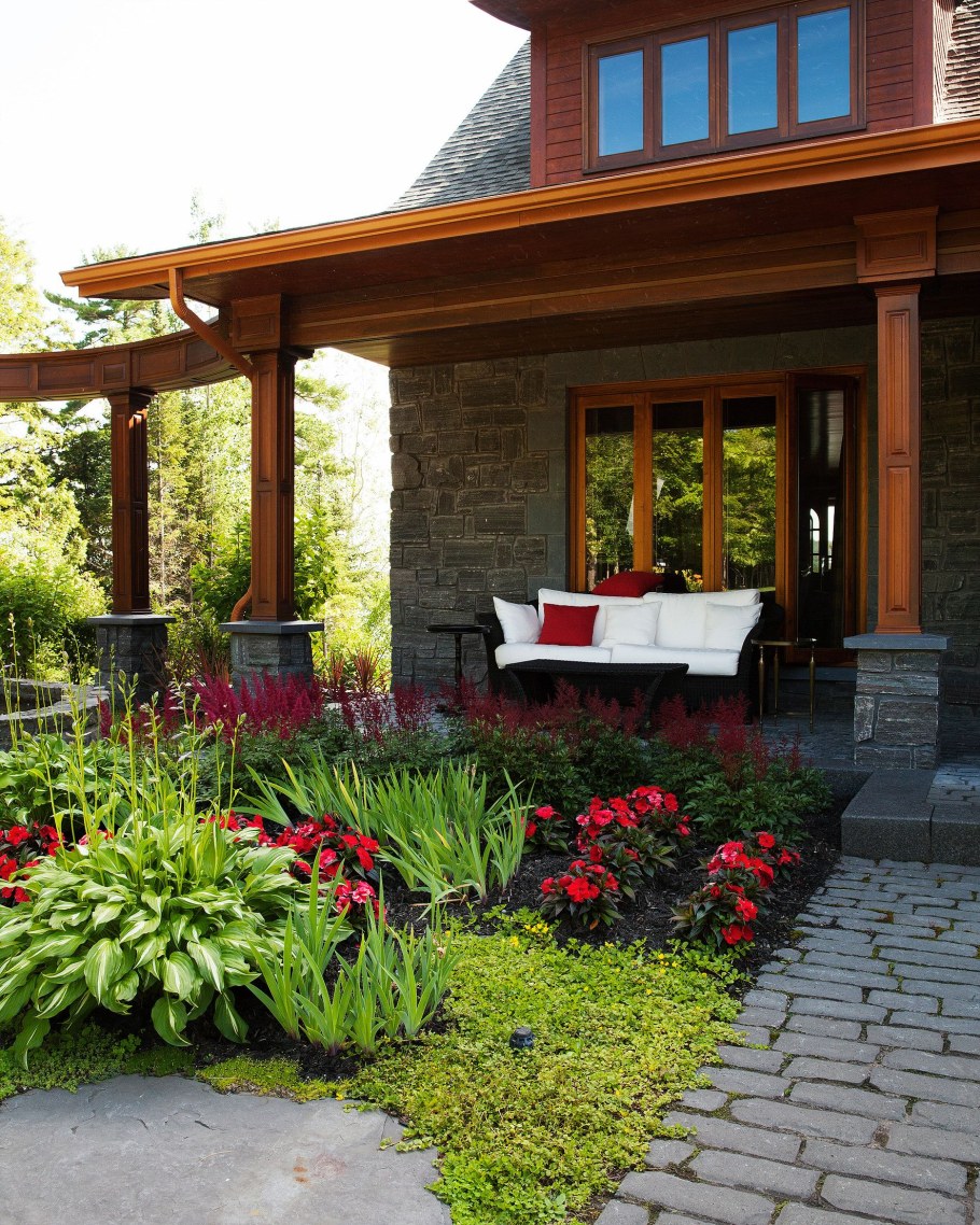 Цветник у террасы