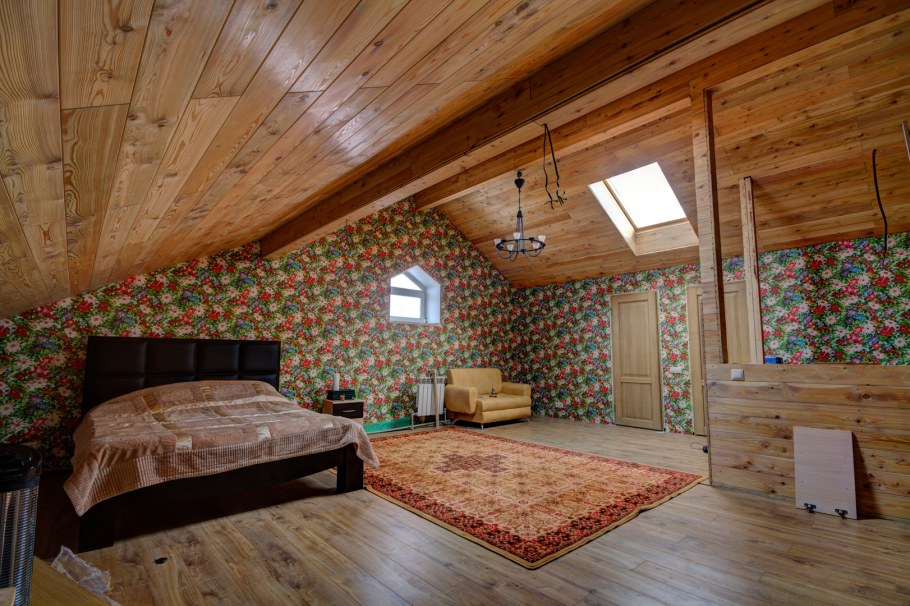 Отделка мансарды в деревянном доме