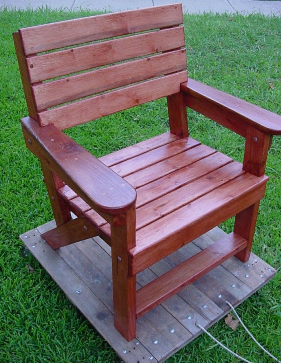 Кресло из дерева для дачи