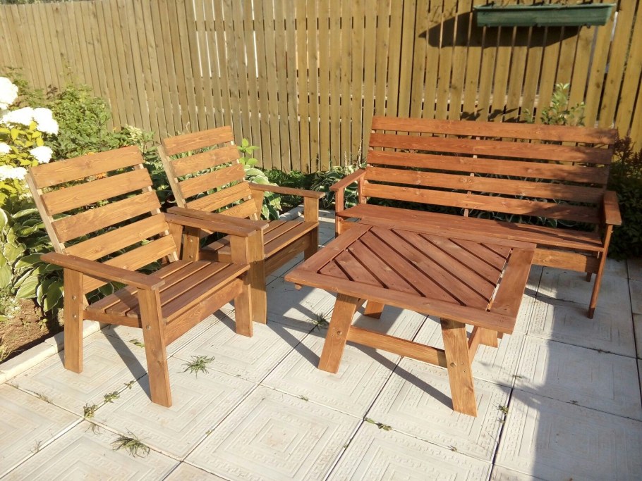 Кресло из досок в сад