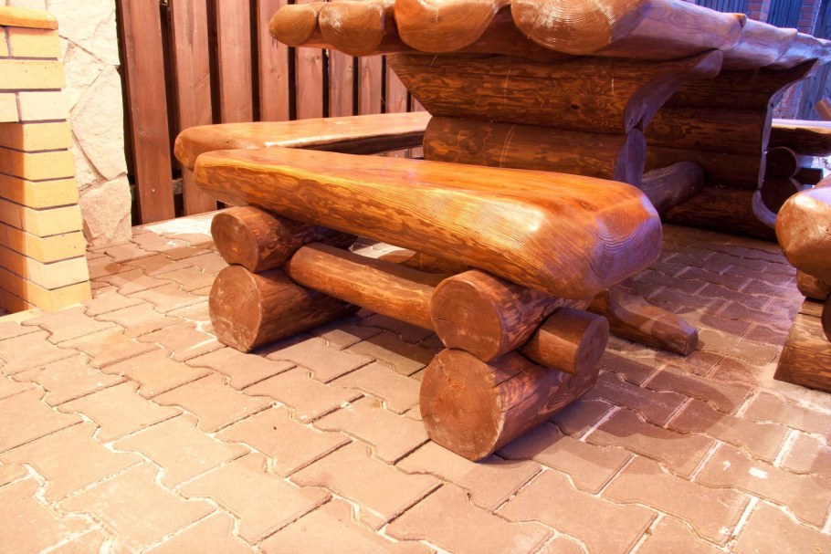 Лавка из оцилиндрованного бревна