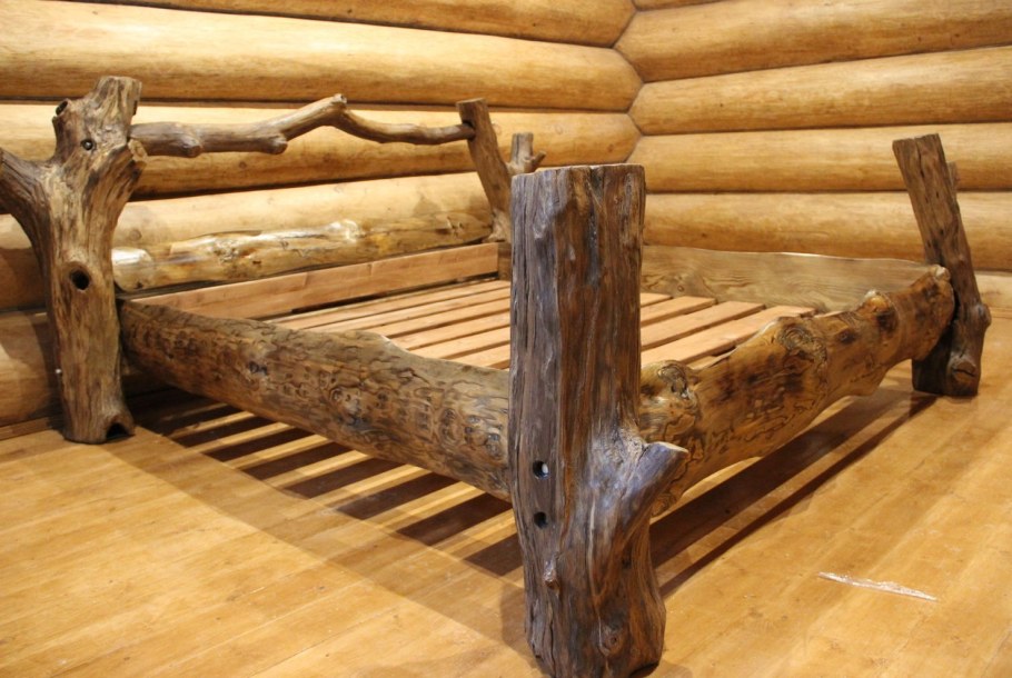 Кровать из цельных бревен
