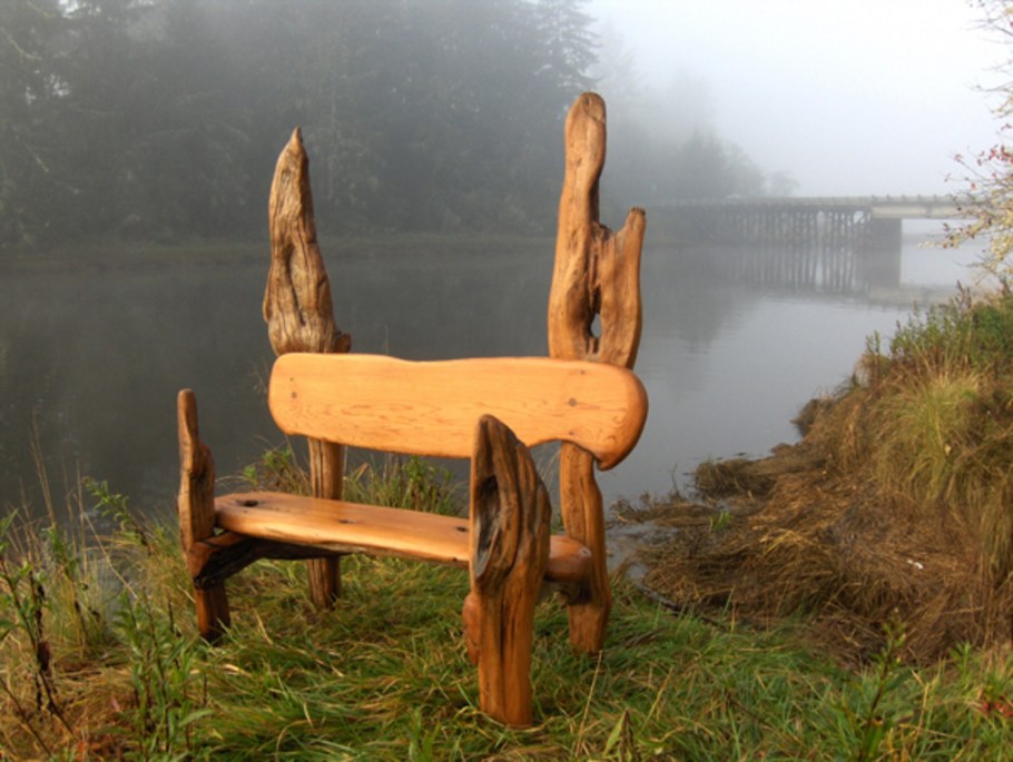 Стол и скамейки из бревна