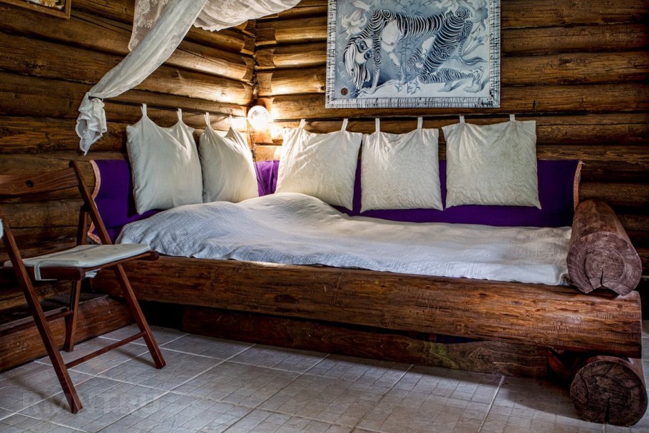 Кровать из бревен