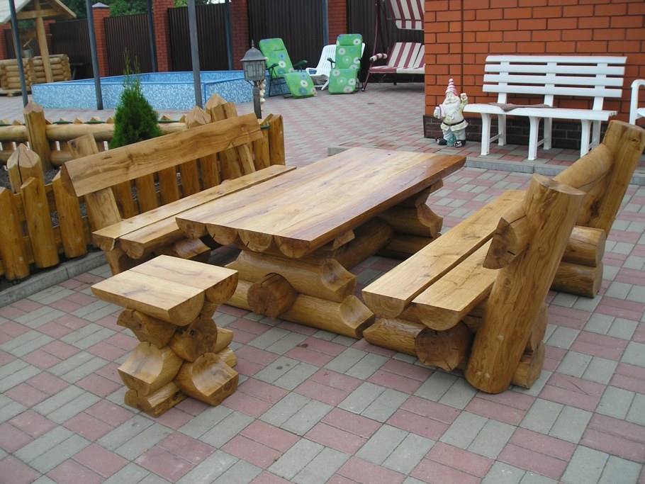 Стол и скамья из бревна