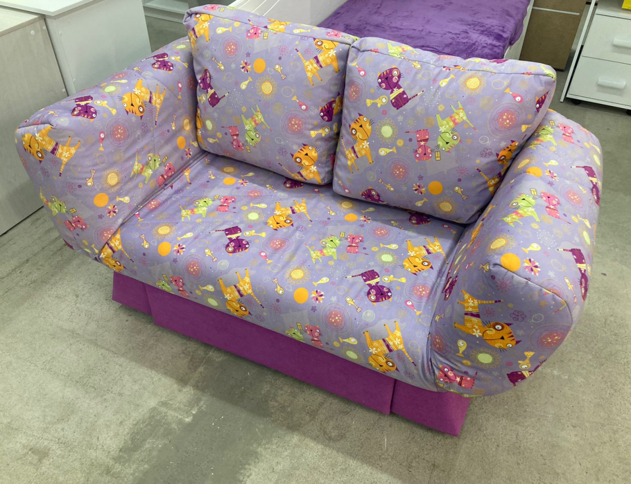 Красивая девушка в платье на диване