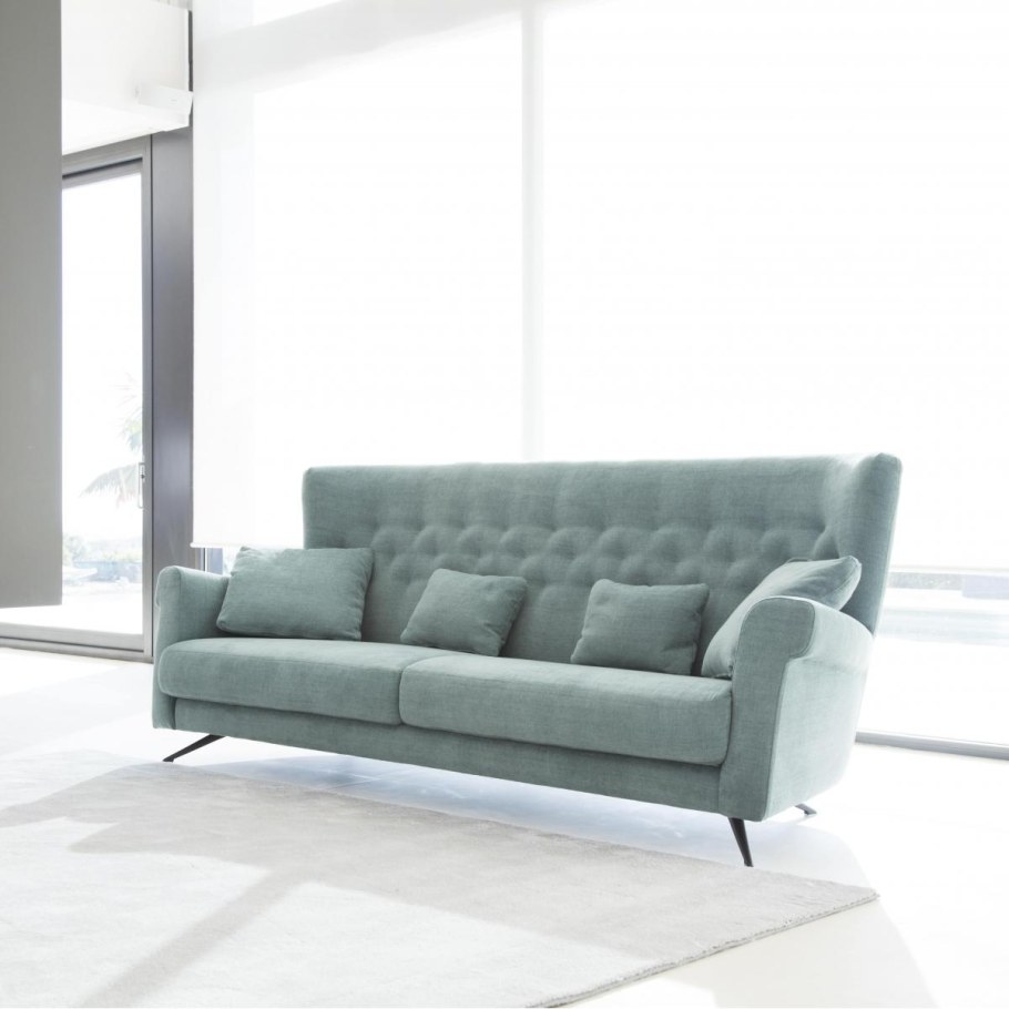 Девушка на Красном диване