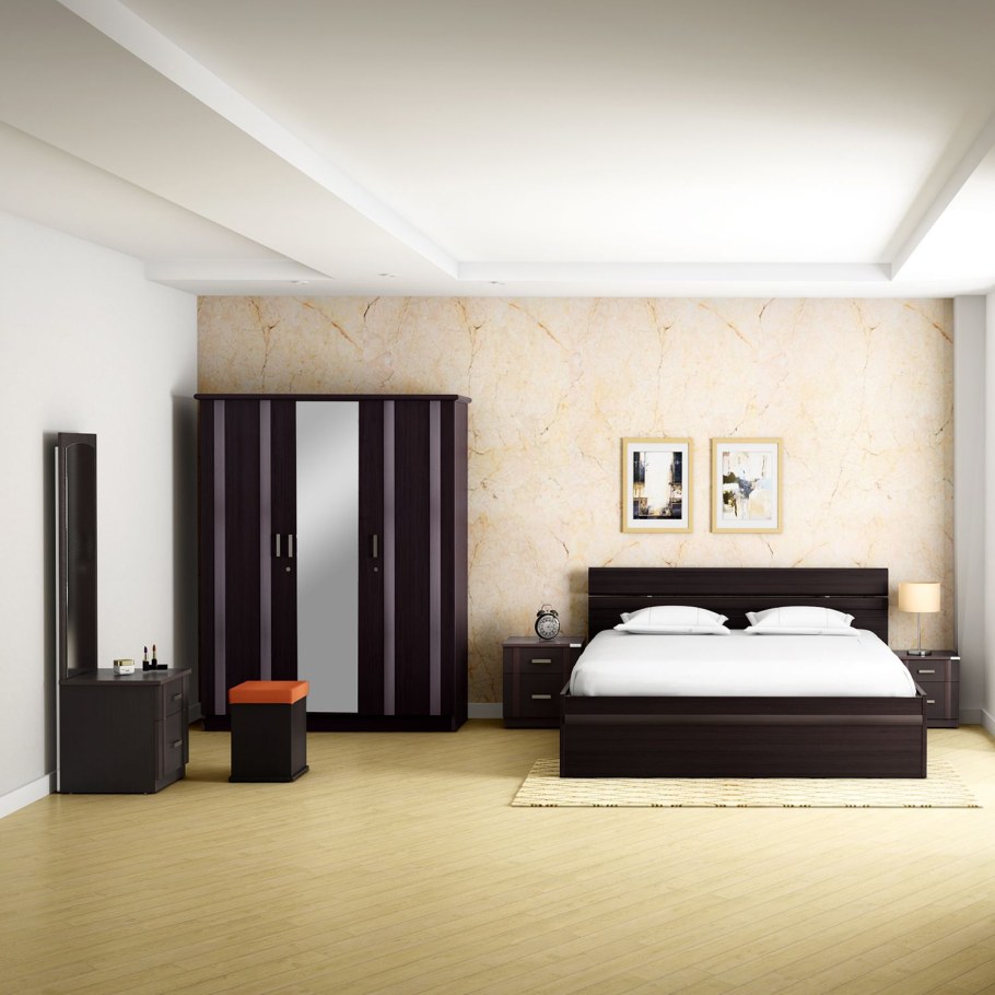 Спальня с мебелью цвета венге и шторы