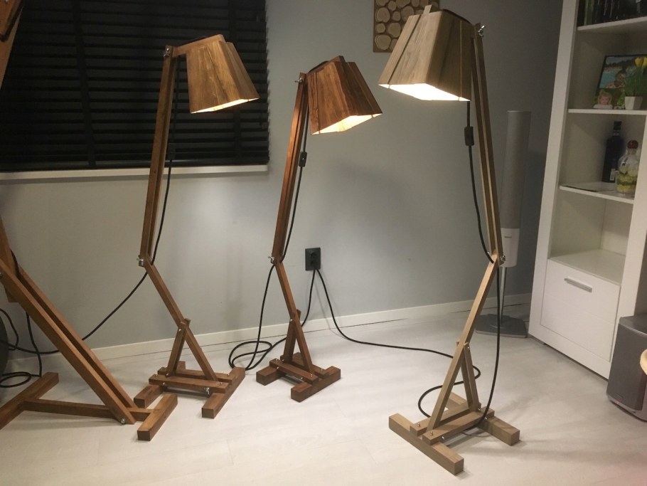 Торшер из дерева