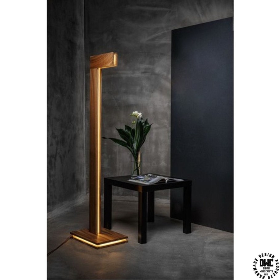 Напольный светильник из дерева