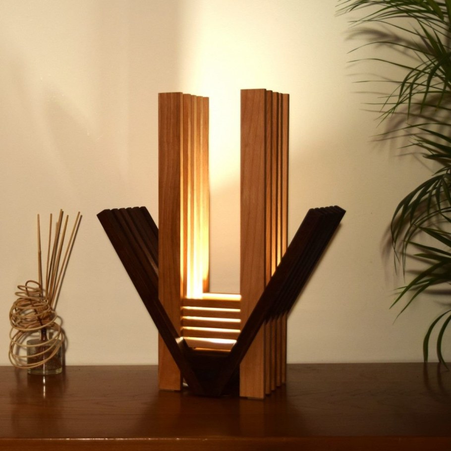 Современный светильник из дерева