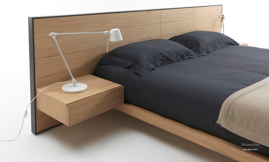 Кровать с тумбочками в изголовье