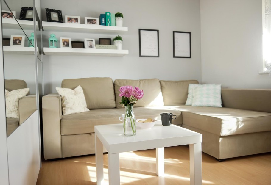 Угловой диван в маленькой комнате