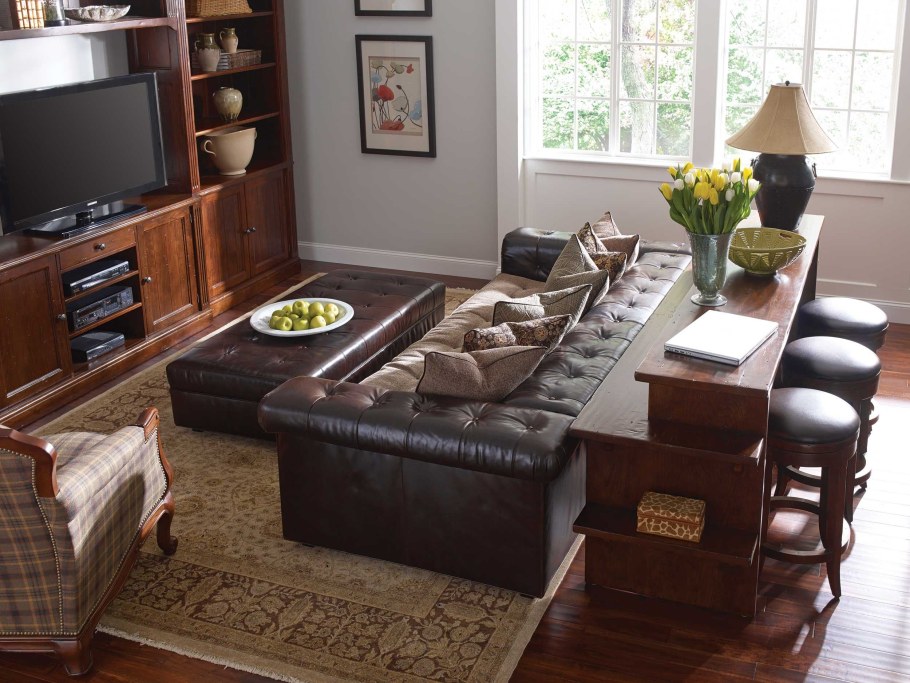 Консоль за диваном в гостиной