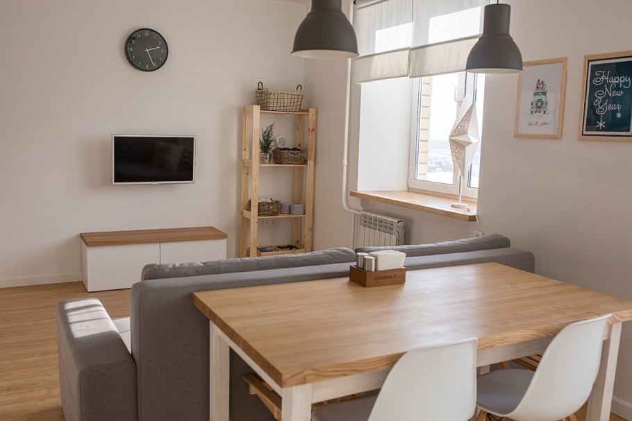 Обеденный стол рядом с диваном