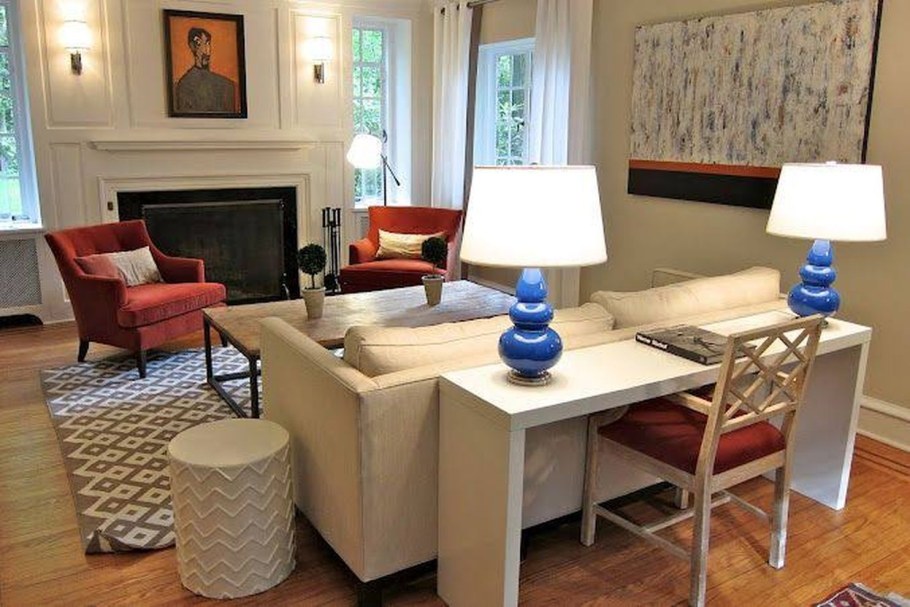 Консоль за диваном в гостиной