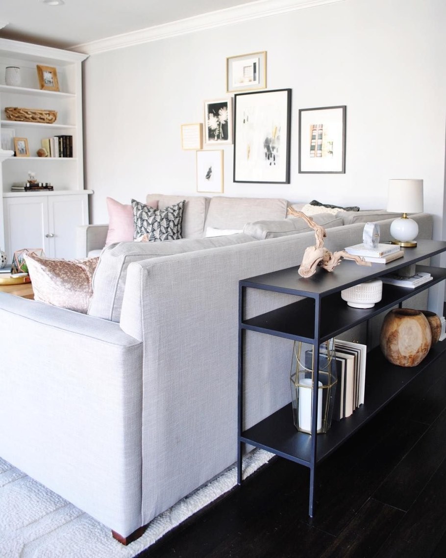 Консоль за диваном в гостиной