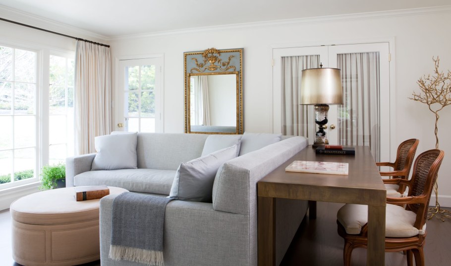 Обеденный стол рядом с диваном