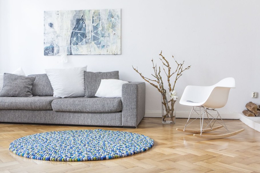 Голубой ковер в интерьере