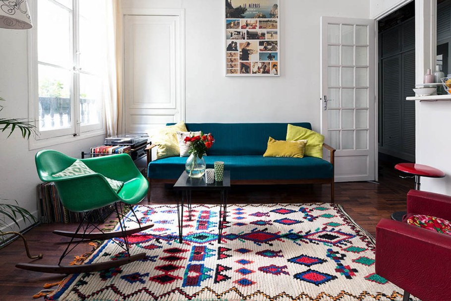 Зеленый диван и ковер в интерьере