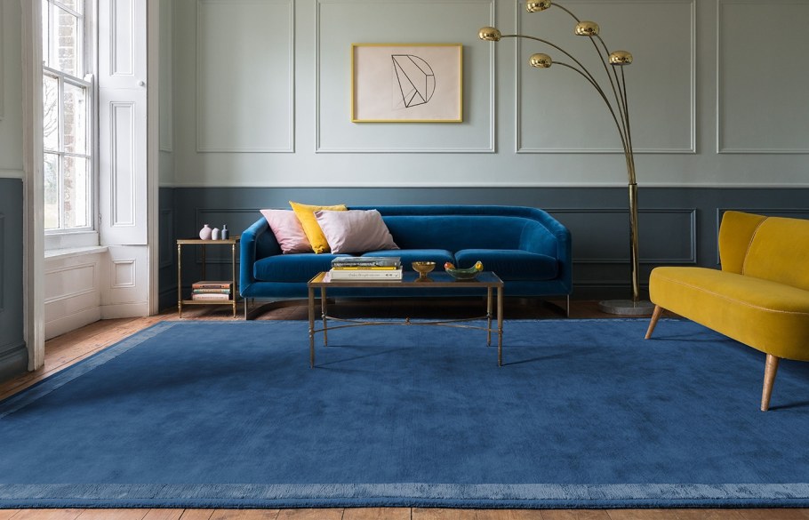 Ковер в гостинную к синему дивану