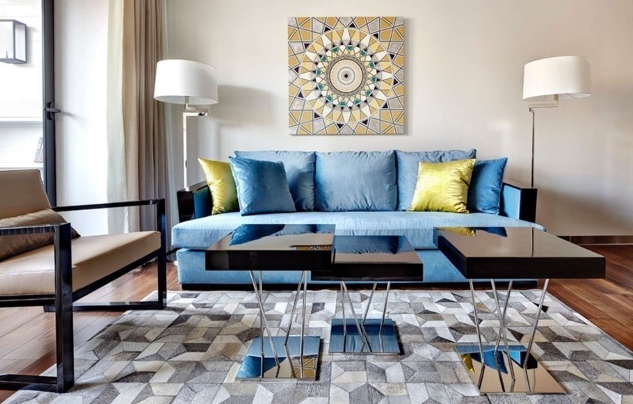 Синий диван в интерьере