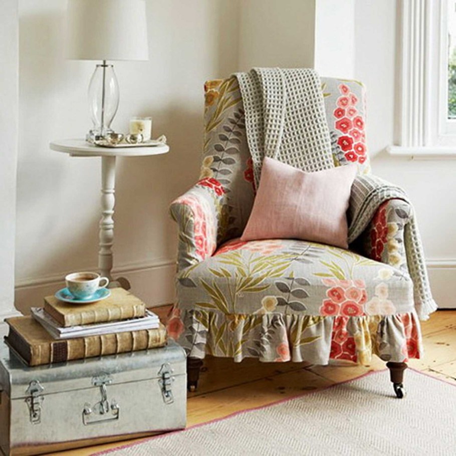 Диван в деревенском стиле