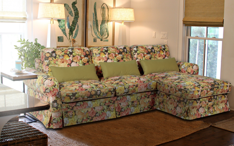 Диван в деревенском стиле