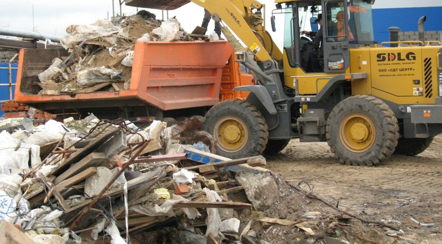 КАМАЗ со строительным мусором