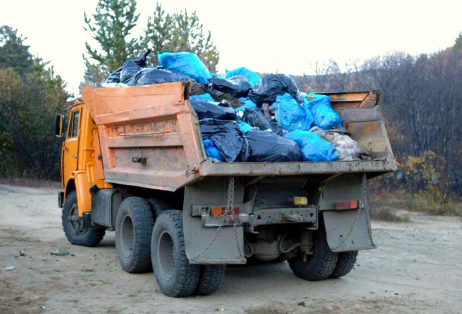 КАМАЗ груженый мусором